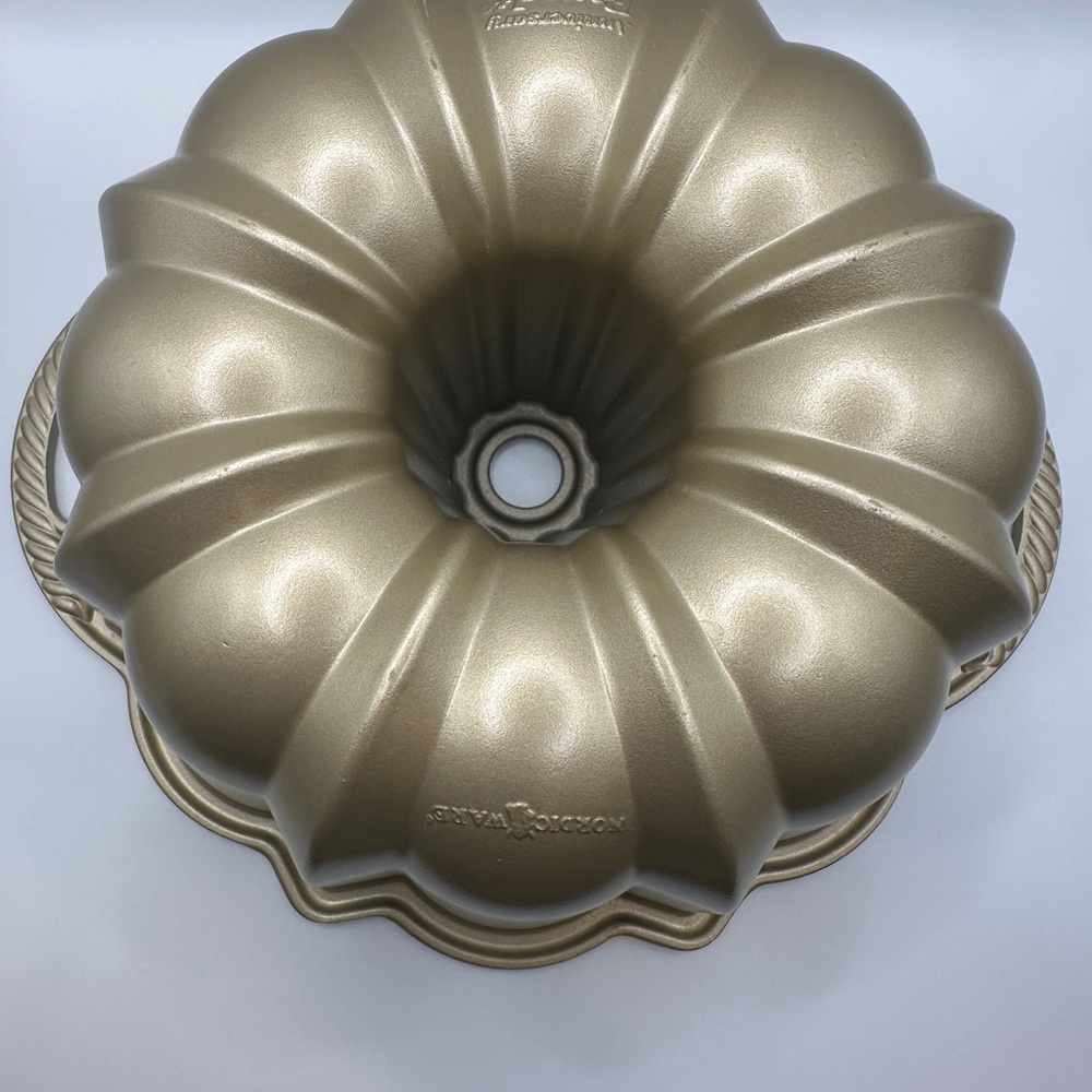 Nordic Ware Anniversary Bundt Pan - Picture 4 of 7
